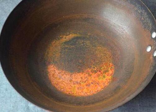 铁锅怎么开锅不生锈不粘锅？方法简单，只需7步就能搞定