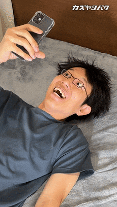 躺着玩手机砸脸怎么办：“百年难题”被日本小哥解决了！