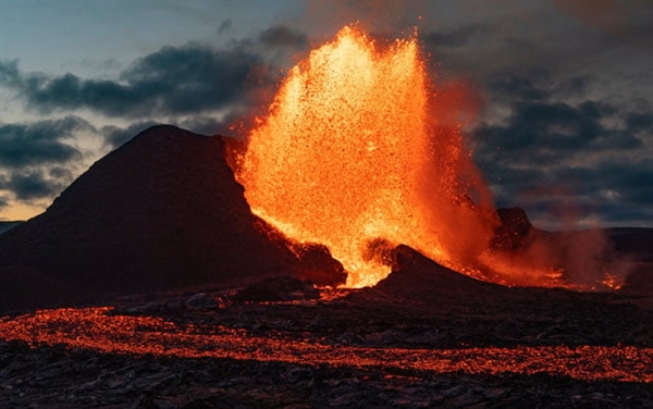 火山随时喷发 冰岛计划向火山熔岩浇水：一举多得